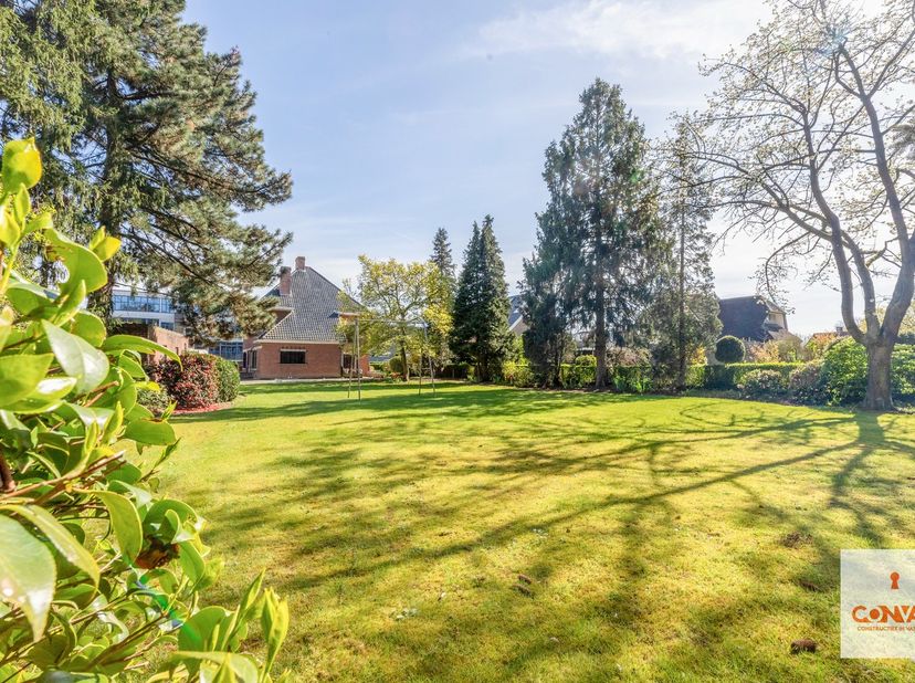 Op een uitstekende locatie in Gent bevindt zich deze karaktervolle villa, gelegen aan de Pintelaan 292. Deze eigendom biedt een uitzonderlijke kans vo