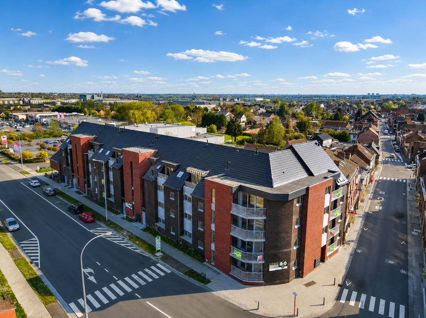 Découvrez cet appartement neuf (2025) situé au deuxième étage dans le centre de Mouscron composé comme suit :<br />
Un hall d’entrée avec WC suspendu