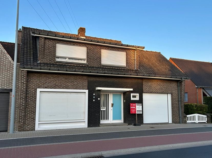 WONING MET TUIN<br />
<br />
Op te frissen woning met tuin.