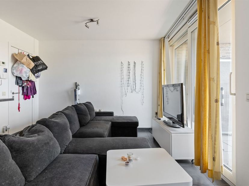 Duplex 2 slaapkamerappartement centrum Geel.<br />
Het appartement bevindt zich op het eerste verdiep.<br />
 De woonkamer met open keuken geniet van