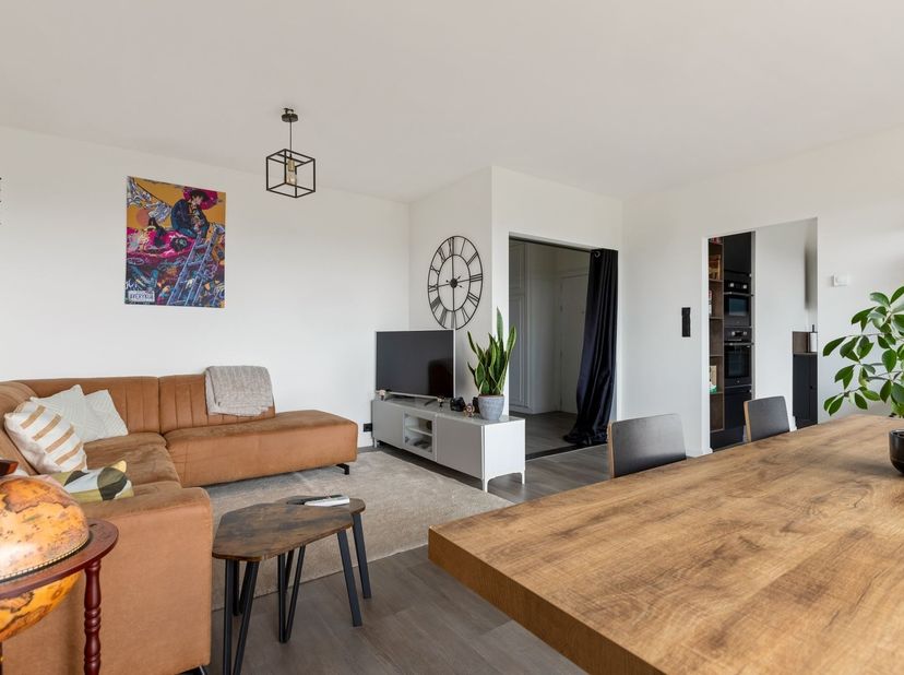 Gerenoveerd appartement met panoramisch uitzicht op de 13e verdieping<br />
<br />
Dit volledig gerenoveerde en instapklare appartement op de 13e ve