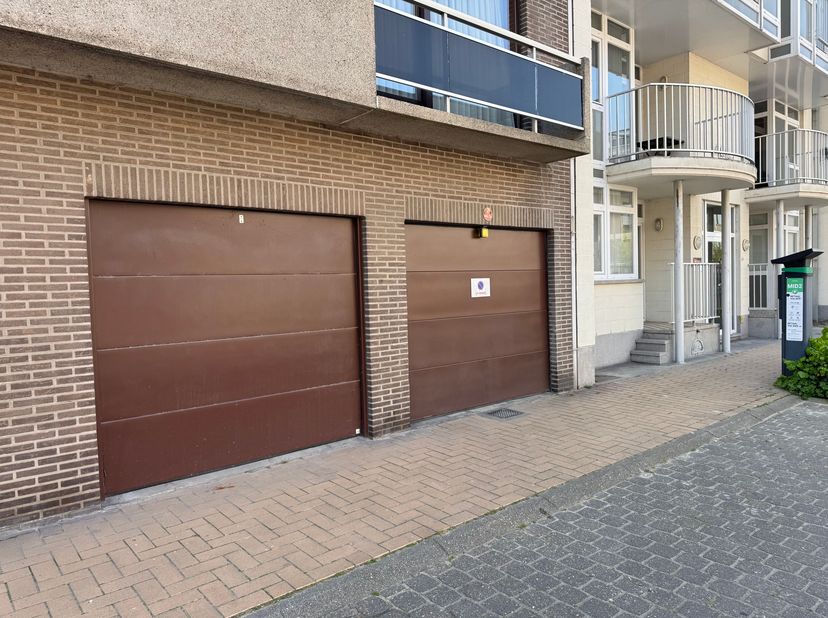 Bent u op zoek naar een veilige en vlot bereikbare parkeeroplossing in Middelkerke? Deze garagebox, gelegen in de Koninginnelaan 99, biedt een praktis