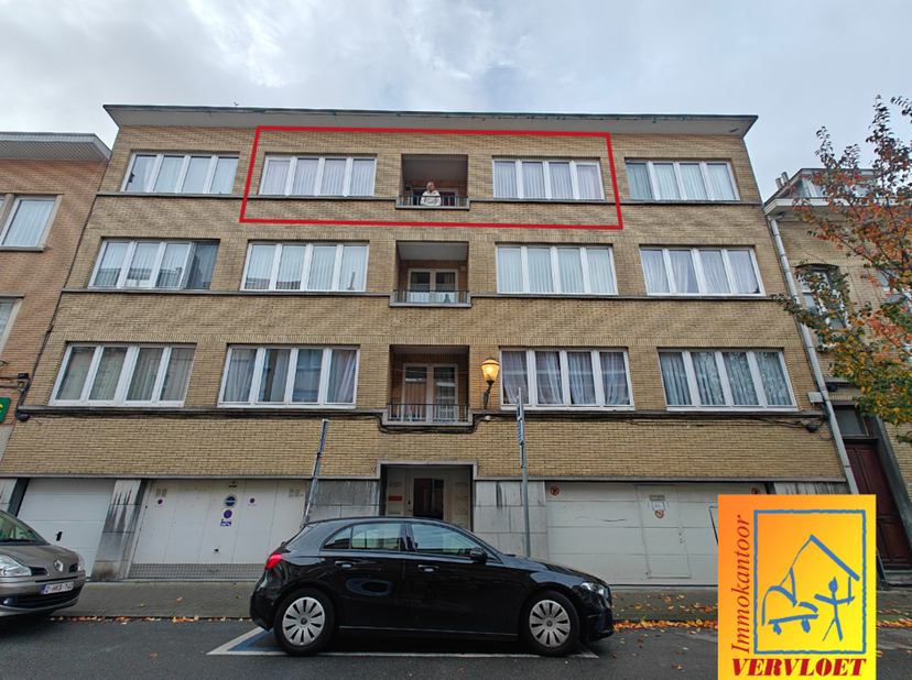 Lichtrijk en centraal gelegen appartement (66 m²) bestaande uit inkomhal, ruime living (21m²) met grote raampartij en mozaiekparket, keuken (8m²) met