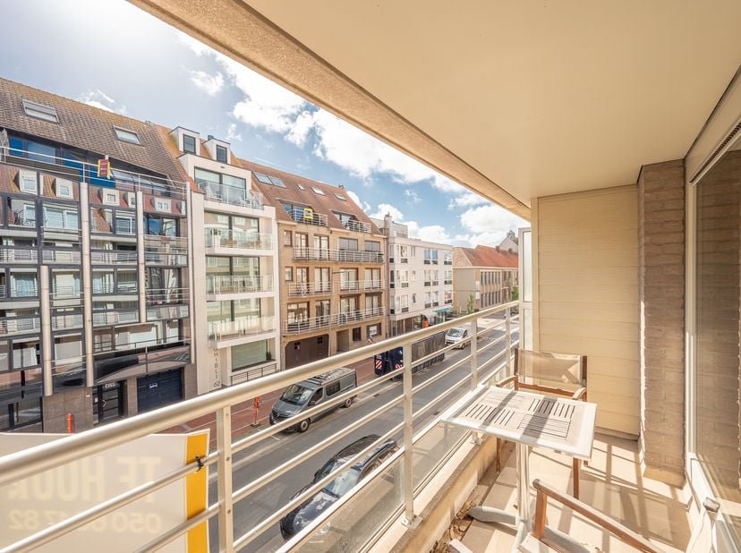 Aangenaam appartement in het centrum van Knokke.&amp;nbsp;<br />
<br />
Dit appartement bestaat uit: living, eetplaats met open keuken, terras vooraan en