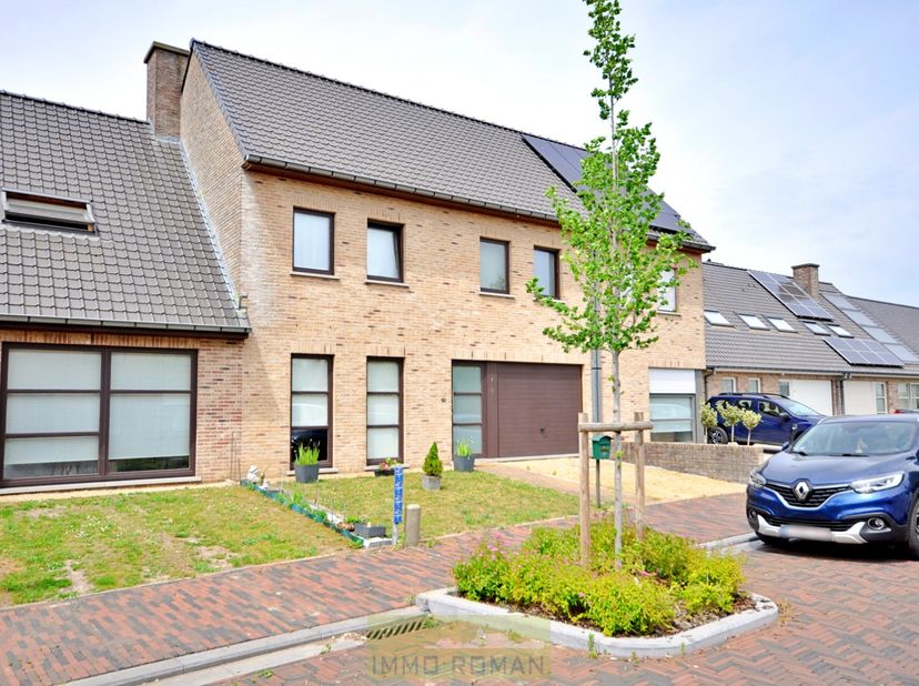 In een doodlopende straat in Kluisbergen, treffen we deze instapklare woning ! Zeer rustig gelegen, met tal van voorzieningen in de buurt en een vlott