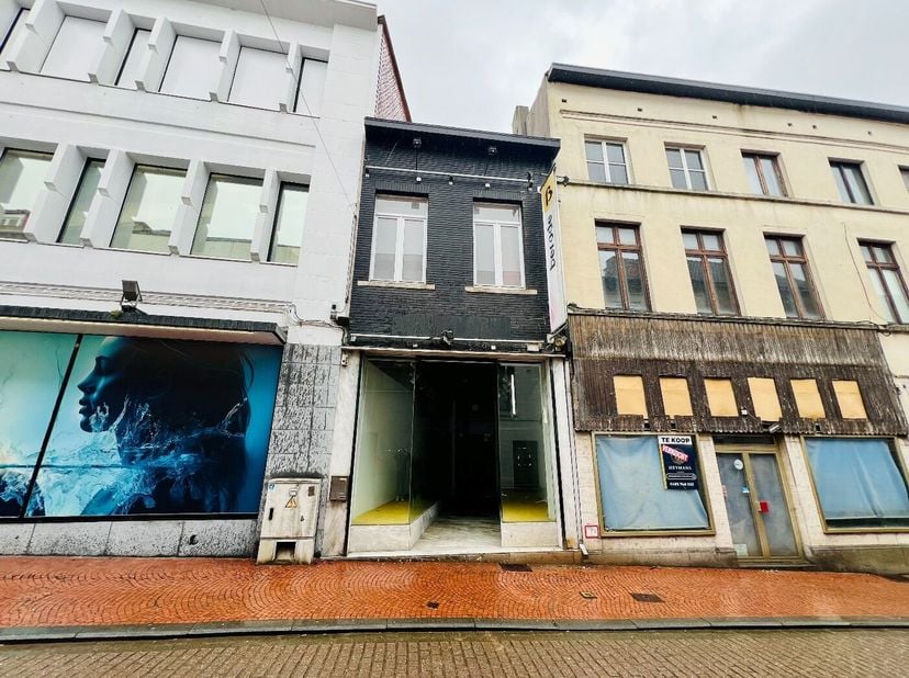 Deze recent gerenoveerde handelszaak is goed gelegen in het centrum van Tienen tevens op wandelafstand van het treinstation. Het pand omvat op het gel