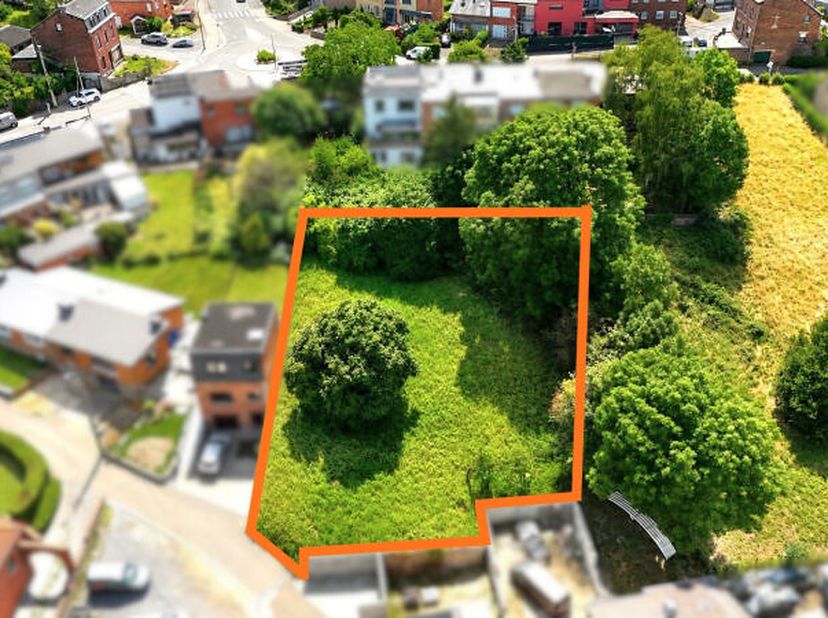 Située dans un endroit calme, au fond d'une voie sans issue, à Jupille, belle parcelle de terrain de 993 m² située entièrement en zone d'habitat. Cett