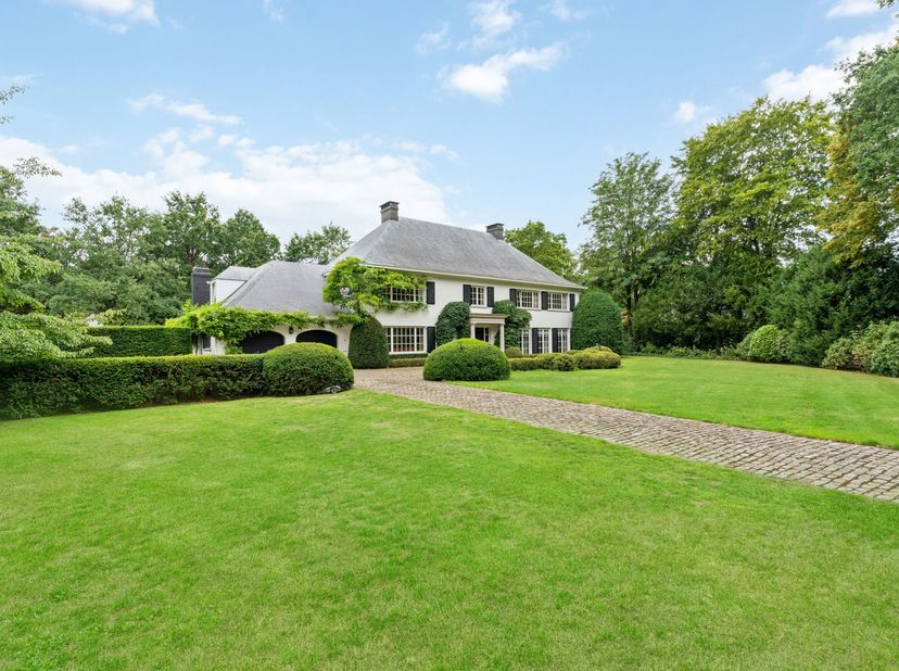 Op een van de meest gegeerde en residentiële locaties van Brasschaat centrum bevindt zich deze uitzonderlijke en charmante villa op een ruim perceel.