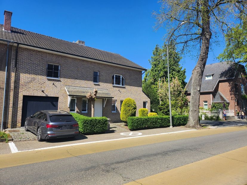 Te koop ruime halfopen bebouwing in landelijke stijl met inpandige garage.<br />
De Heppersteenweg ligt zeer centraal, op korte afstand van het centru