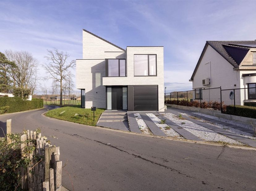 Energiezuinige woning met 6 slaapkamers, 2 badkamers en een prachtig zicht op het achterliggende weiland! Centraal gelegen op de verbindingsas tussen