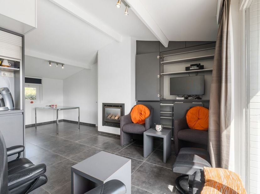 Te koop: Gerenoveerde vakantiewoning te Sunparks Oostduinkerke. Deze woning biedt een aangename combinatie van rust, functionaliteit en een centrale l