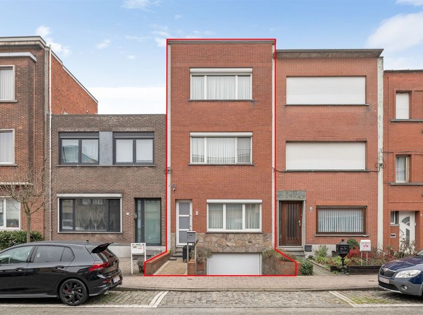 Ligging: Deze recent gerenoveerde woning is gelegen in de Zonnedauwstraat 12, een rustige en aangename woonstraat in Wilrijk. De ligging combineert ru