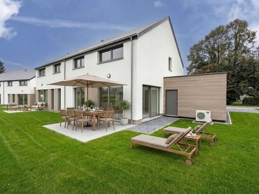 W Immobilière vous propose dans le très prisé village de Barnich (Arlon) une splendide maison neuve contemporaine sur un terrain de plus de 6 ares. Ce