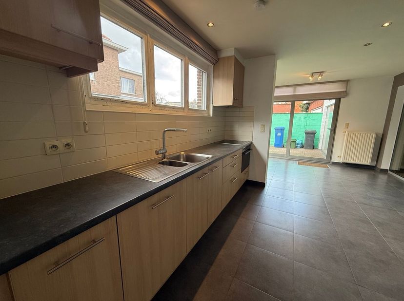 Ligging: Gelijkvloers appartement met 1 slaapkamer en dressing, rustig en centraal gelegen in Brasschaat. Winkels, openbaar vervoer, scholen en invals