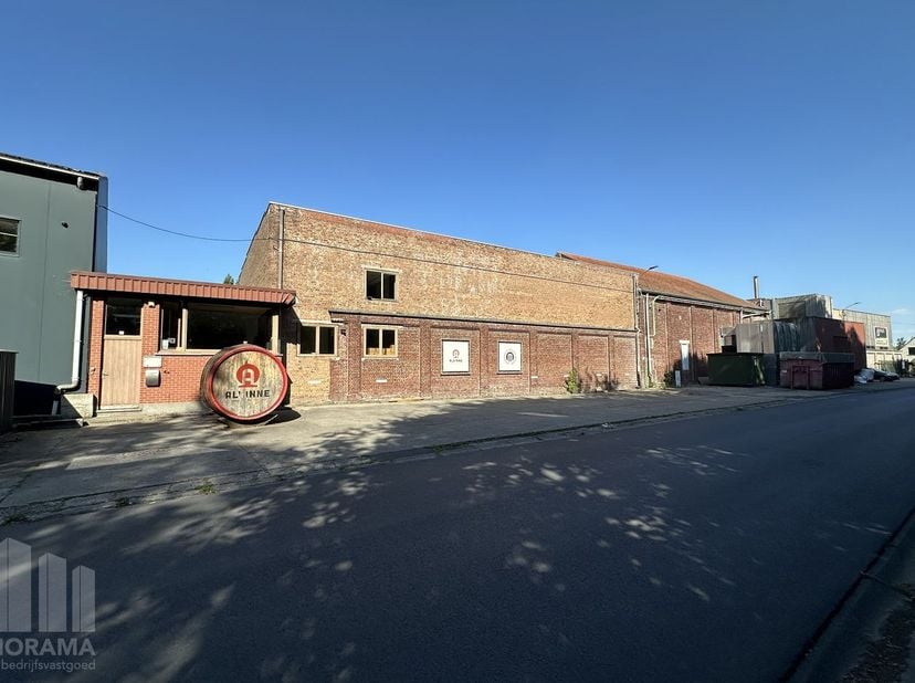 Goed gelegen langs de Vaartstraat te Moen bevindt zich dit functionele bedrijfsgebouw met een totale bruikbare oppervlakte van&amp;nbsp;670 m², bestaande