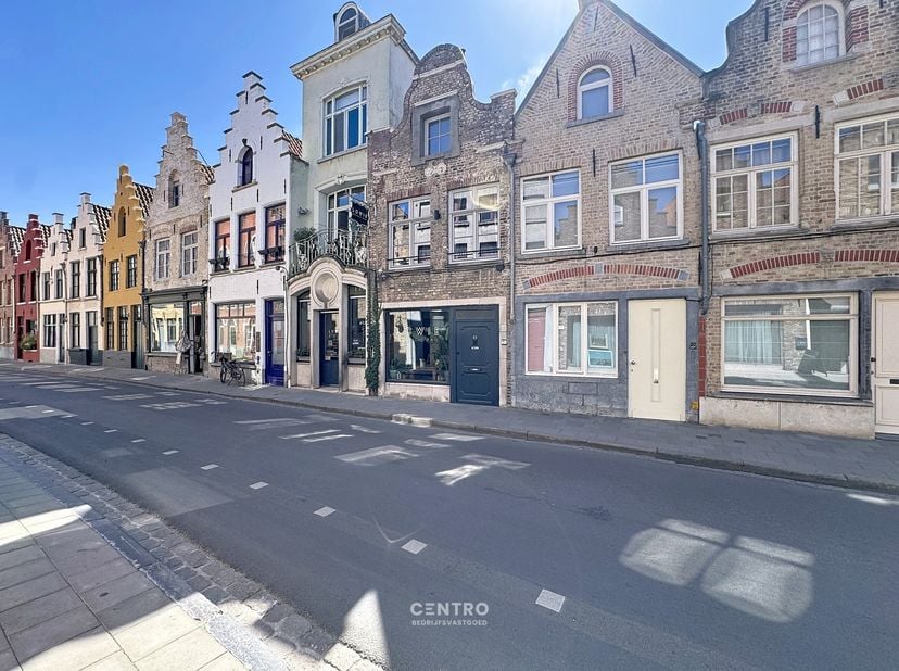 Aantrekkelijk verhuurd opbrengsteigendom in het hartje van Brugge, met een goed draaiende horecazaak met uitstekende reputatie en een bovenliggend ins