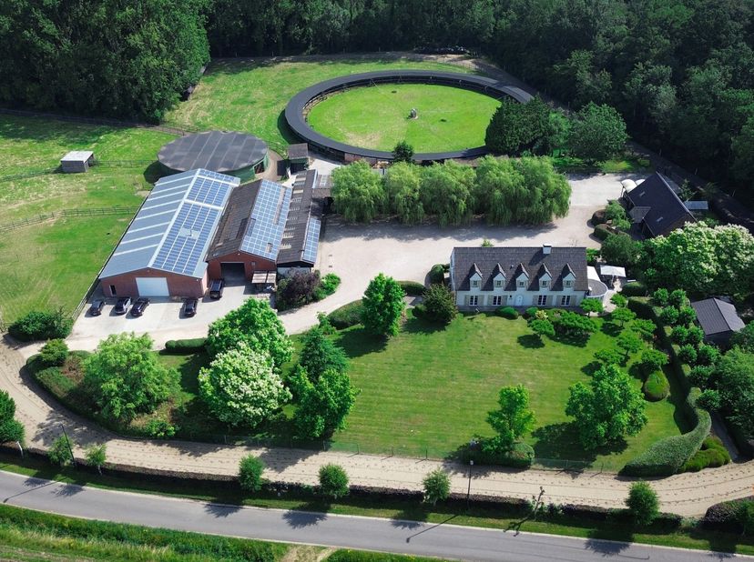 MERELBEKE -  Professioneel paardencomplex op 3,35HA<br />
Op een prachtig en volledig omheind domein van maar liefst 33.570m² bevindt zich dit uniek p