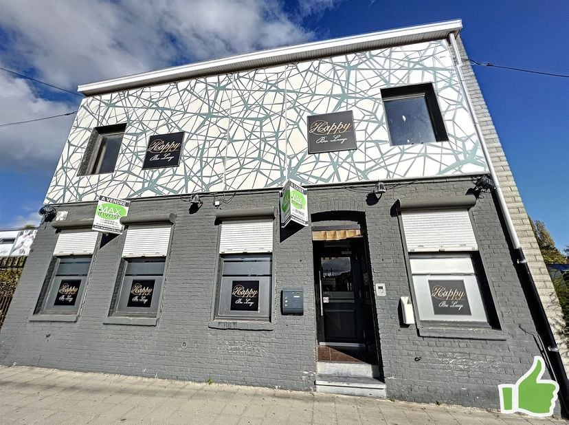 Immeuble commercial avec appartement situé dans l'un des axes les plus importants de Mouscron, avec idéalement un grand parking gratuit en face.<br />
