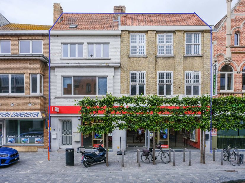Dans la rue commerçante de Dixmude, vous trouverez cet immeuble commercial composé d'un magasin loué d'environ 157 m² avec un espace de rangement aux