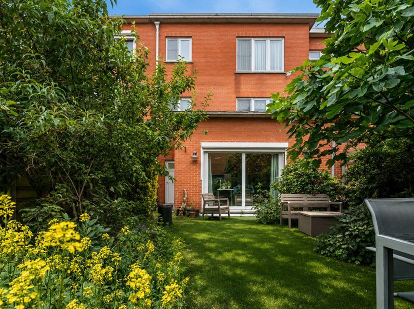 <br />
Op te frissen bel-etage met 4 slaapkamers en gezellige tuin, in een rustige residentiele woonwijk in Ekeren<br />
<br />
Rustig wonen in woonwi
