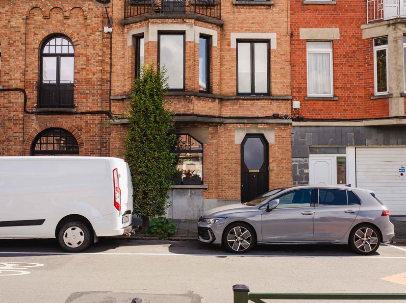 Maison de maître Art déco lumineuse avec jardin à Jette<br />
<br />
Située dans une rue calme du quartier Esseghem, cette authentique maison des anné