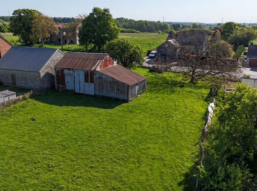 W Immobilière biedt dit prachtig bouwperceel aan, ideaal gelegen in Houdemont (Habay), bestemd voor de bouw van een vrijstaande woning met vier gevels