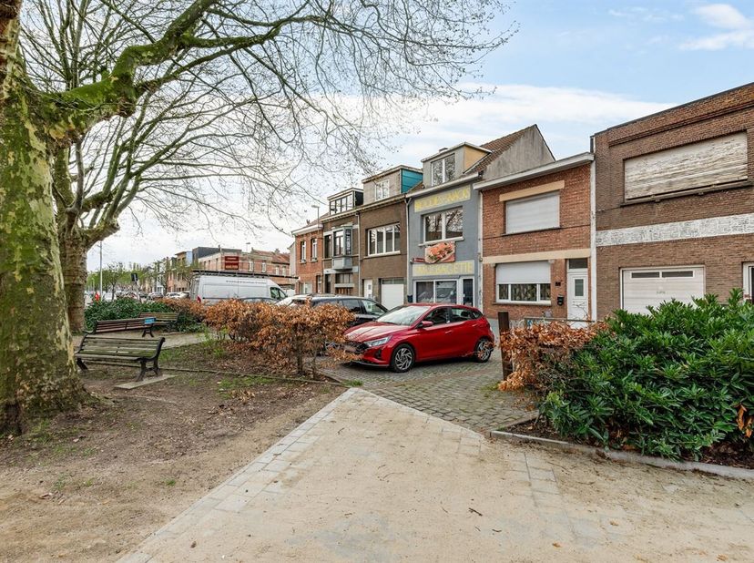 Handelsgelijkvloers met duplex appartement te koop in Hoboken!<br />
Ligging:<br />
Dit veelzijdige handelspand is gelegen op een vlot bereikbare loca