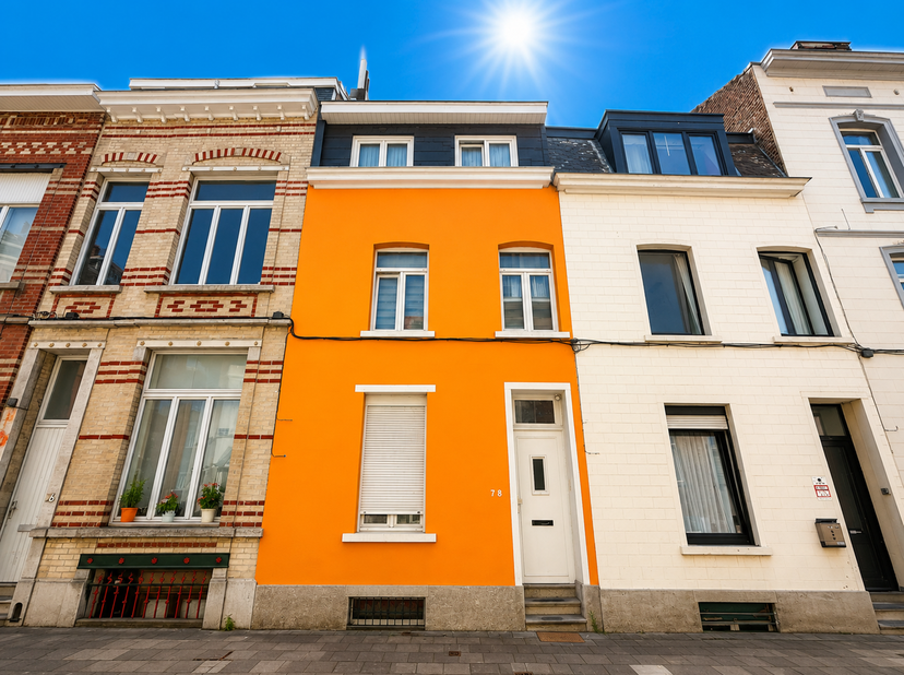 Située dans un quartier résidentiel, Trianon Invest vous propose cette grande maison de 176m² avec 4 grandes chambres, une salle de bain et une cour a