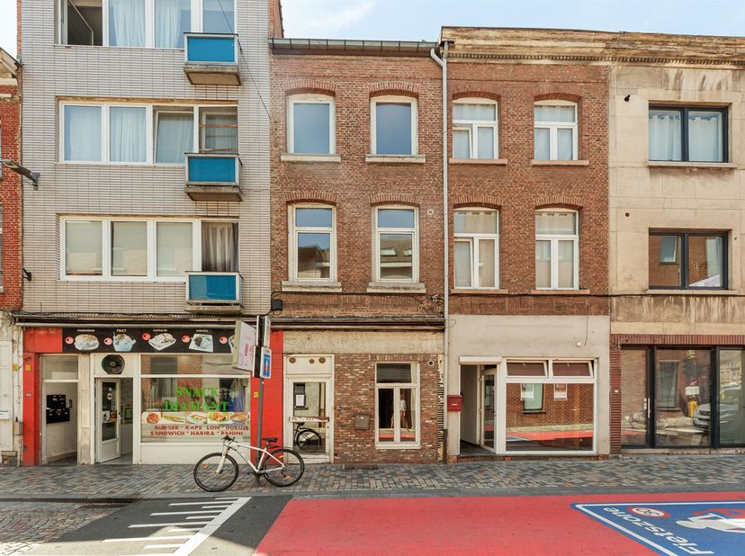 Bent u op zoek naar een renovatieproject met uitzonderlijk veel potentieel in het hart van Mechelen? Dan biedt deze ruime woning aan de Sint-Katelijne