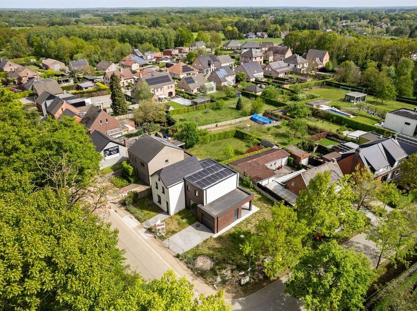 Deze ruime open bebouwing aan de Herentalsesteenweg 42 in Heist-op-den-Berg biedt een sterke woonbasis met 4 slaapkamers, EPC-label A en een vergunde
