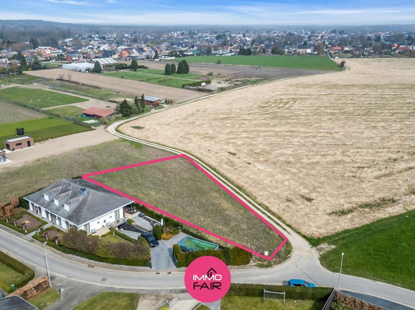 Open bebouwing met panoramisch zicht midden in de velden<br />
Dit royaal perceel voor open bebouwing bevindt zich aan het einde van een doodlopende s