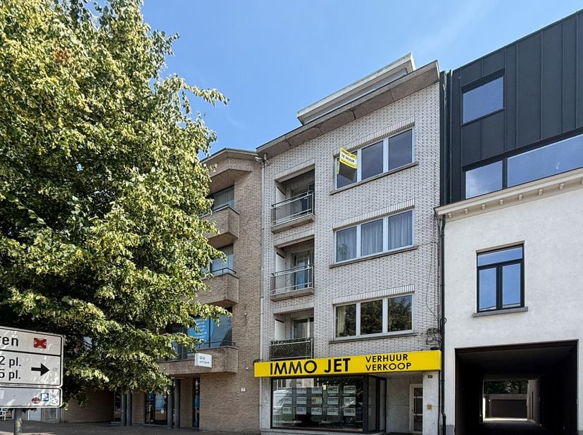 Dit appartement geniet van een uiterst centrale ligging op de Grote Markt, op wandelafstand van winkels, scholen, openbaar vervoer en andere voorzieni