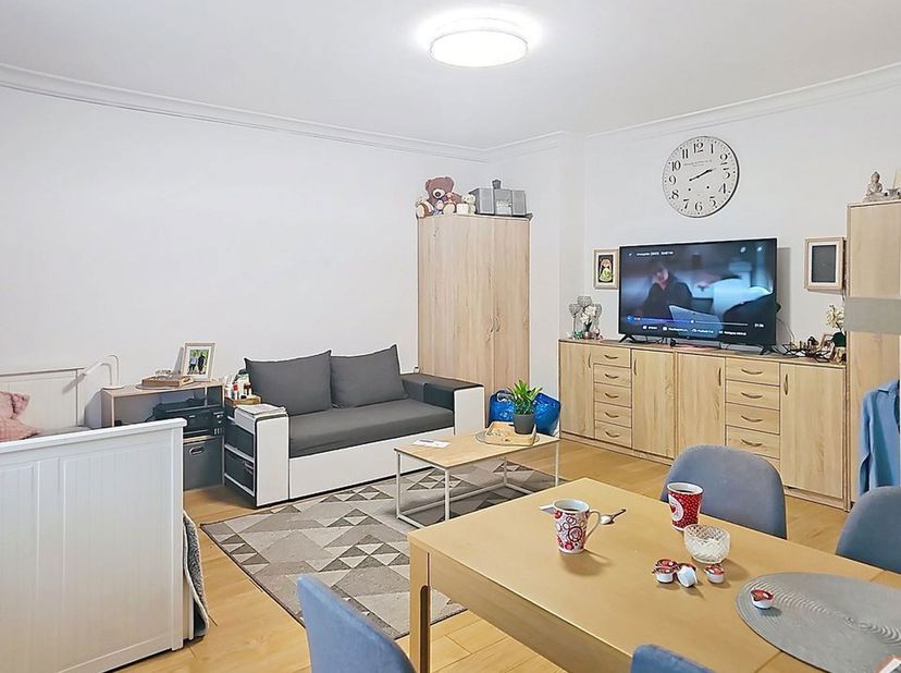 UCCLE – Avenue Monjoie, à deux pas de l’Avenue Winston Churchill.<br />
Très lumineux studio d’environ 31 m², situé au rez-de-chaussée d’un immeuble a