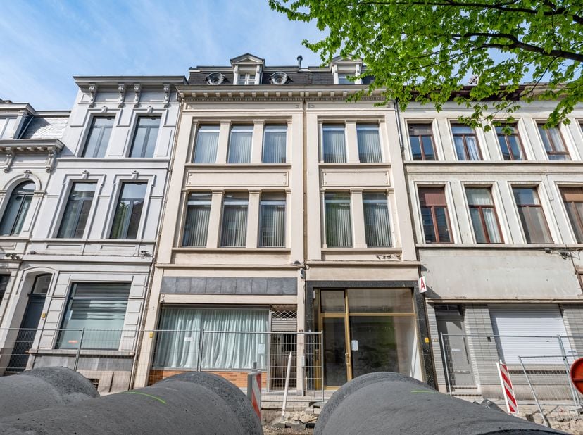 Dubbele handelswoning<br />
<br />
Gelegen aan de Anselmostraat bevindt zich deze riante dubbelwoonst met een gevelbreedte van maar liefst 10m.<br />