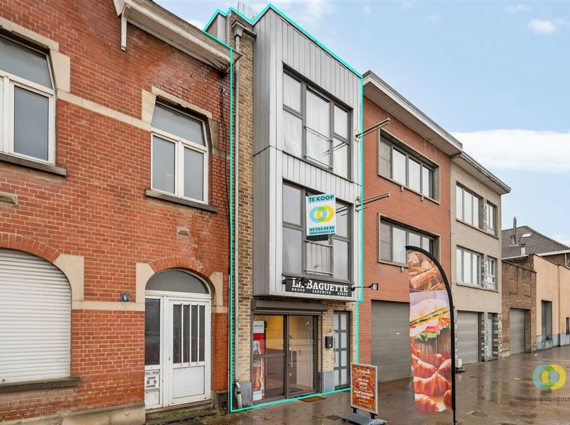 Stratégiquement situé le long d'une importante voie d'accès à Vilvoorde, ce bien commercial récent comprend un espace commercial au rez-de-chaussée et