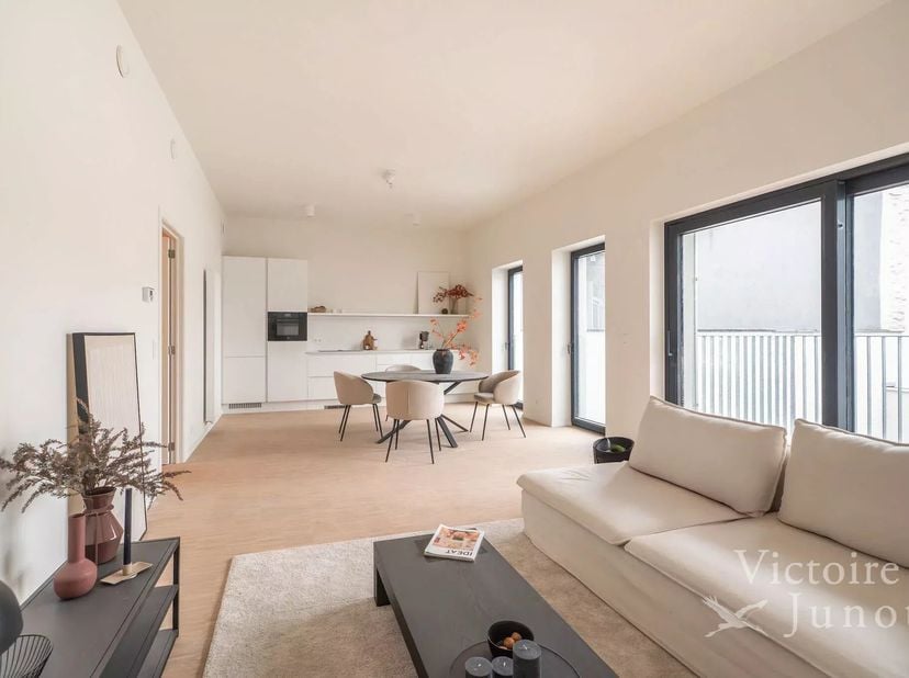 Victoire Junot presenteert u dit nieuwe appartement met 2 slaapkamers, voorzien van een zeer mooi achterterras en gelegen op de 1e verdieping.<br />
G
