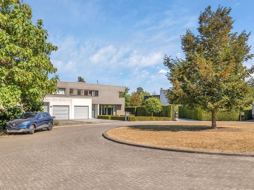 Op zoek naar een ruime, moderne en instapklare woning op een rustige en residentiële toplocatie in Aalst? Deze kwalitatief afgewerkte woning combineer