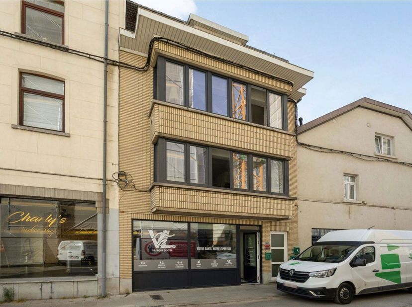 Immeuble de commerce et de rapport actuellement louée à 100% et idéalement située au coeur de la ville de Wavre, à distance de marche des commerces, r
