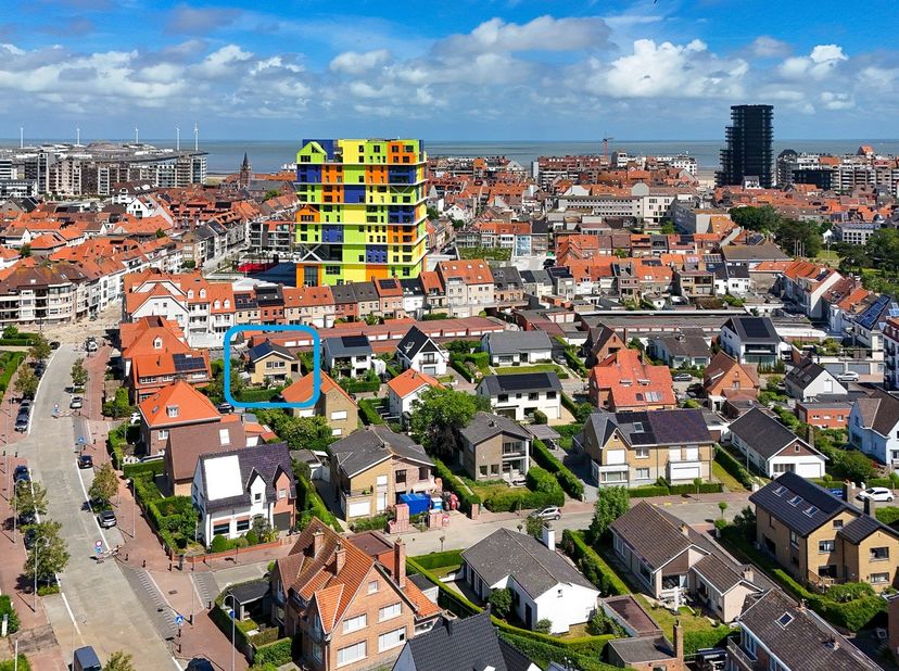 Op een felbegeerde locatie in hartje Heist bevindt zich deze volledig vrijstaande woning, voorzien van een zonnige tuin, een grote oprit en een garage