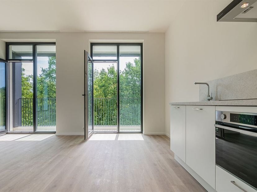 REZ-DE-CHAUSSÉE APP. AVEC TERRASSE<br />
A Woluwe-Saint-Lambert, nous trouvons cette belle résidence située dans la Neerveldstraat. Dans les environs,