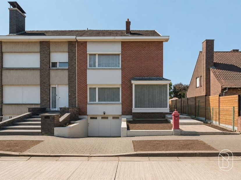 Op zoek naar een ruime woning die je volledig naar eigen smaak kunt inrichten? Deze halfopen woning biedt maar liefst 209 m² bewoonbare oppervlakte op