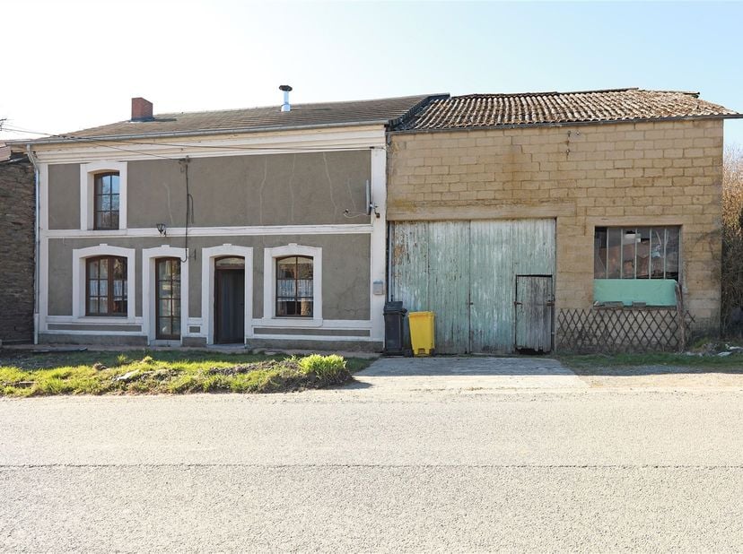 Voormalige boerderij met natuursteen uit de streek op terrein van 388 m², ligt in Hérissart-Bohan, deelgemeente van Vresse-sur-Semois.<br />
Bestaat