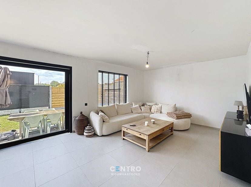 Ruime, grotendeels gerenoveerde gezinswoning met 4 slaapkamers, garage en zonnige zuidgerichte tuin!<br />
<br />
Bent u op zoek naar een instapklare