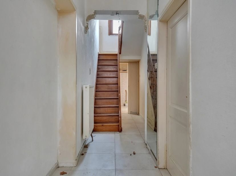 In de Moerenstraat 6, midden in het historische centrum van Tongeren, vind je deze ruime woning boordevol potentieel. Dit pand vormt een uitstekende k