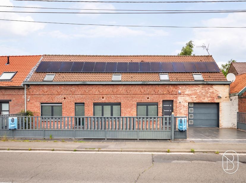 Située au cœur de Néchin, à proximité de la frontière, cette maison mitoyenne fraîchement rénovée offre environ 250 m² habitables sur une belle parcel