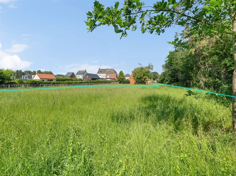 Bent u op zoek naar een rustig gelegen bouwgrond waar privacy, natuur en een uitstekende bereikbaarheid samenkomen? Dan is deze uitzonderlijke bouwgro