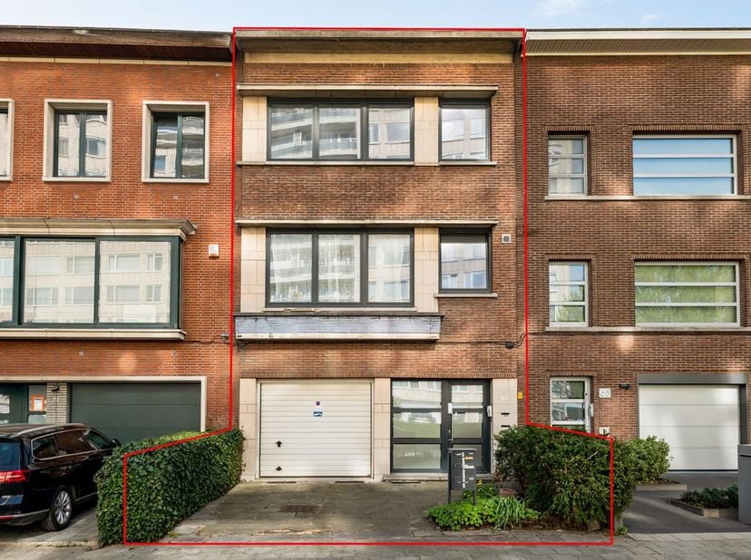 Situation : Cette propriété, actuellement divisée en un studio et deux appartements, est située dans la Jupiterstraat, dans le quartier résidentiel et