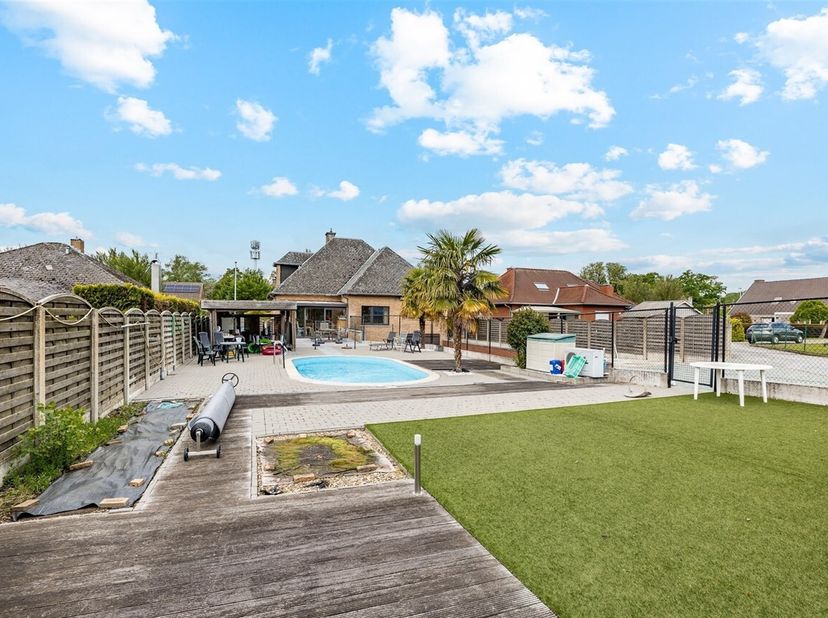 In een rustige en aangename straat in Erembodegem bevindt zich deze charmante villa op een mooi perceel van 942 m². De woning, gebouwd in 1979, biedt