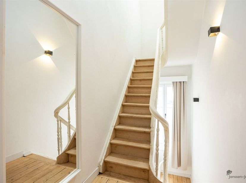 Découvrez cette maison mitoyenne élégante et parfaitement entretenue au coeur de Brasschaat. Une maison familiale idéale qui allie confort moderne et