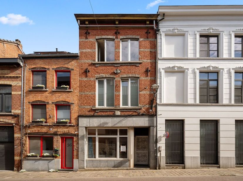 Ontdek dit veelzijdige vastgoed met tal van mogelijkheden.<br />
Dit pand bestaat uit twee afzonderlijke delen. Het voorste gedeelte biedt een opportu